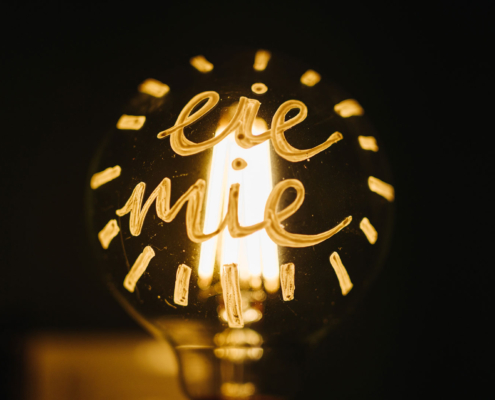Lightbulb with "eie mie" wording.